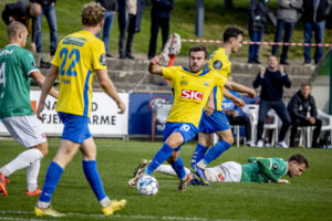 Skives Christian Kudsk kontrollerer bolden på græsset.