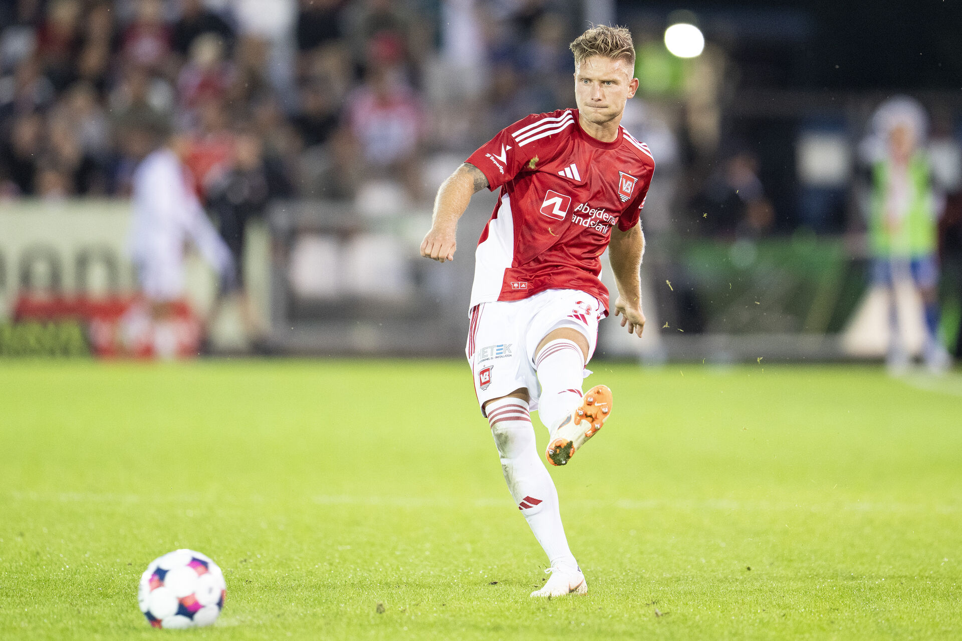 Christian Sørensen i færd med en aflevering.