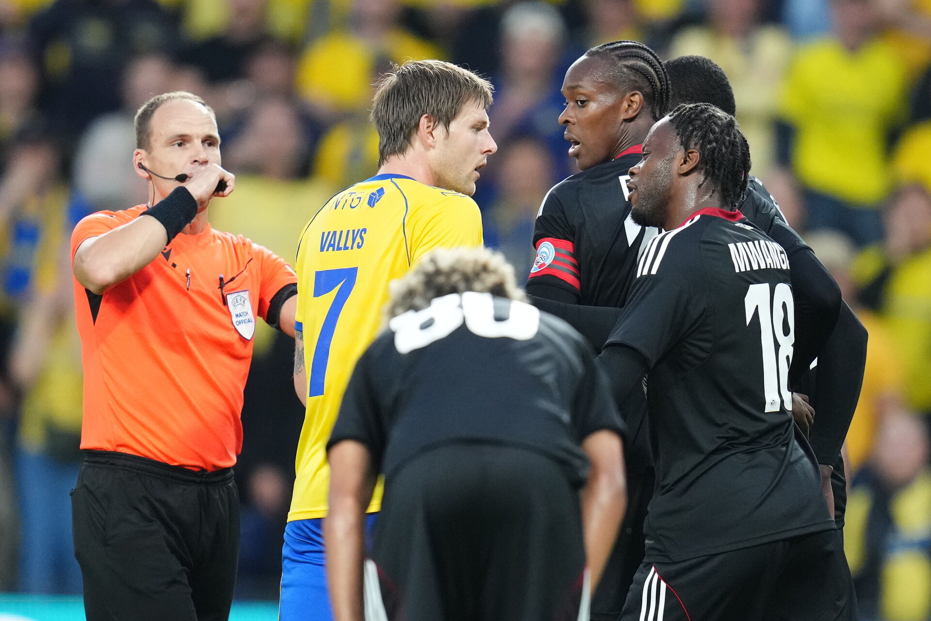 Nicolai Vallys diskuterer med Strasbourgs spillere.