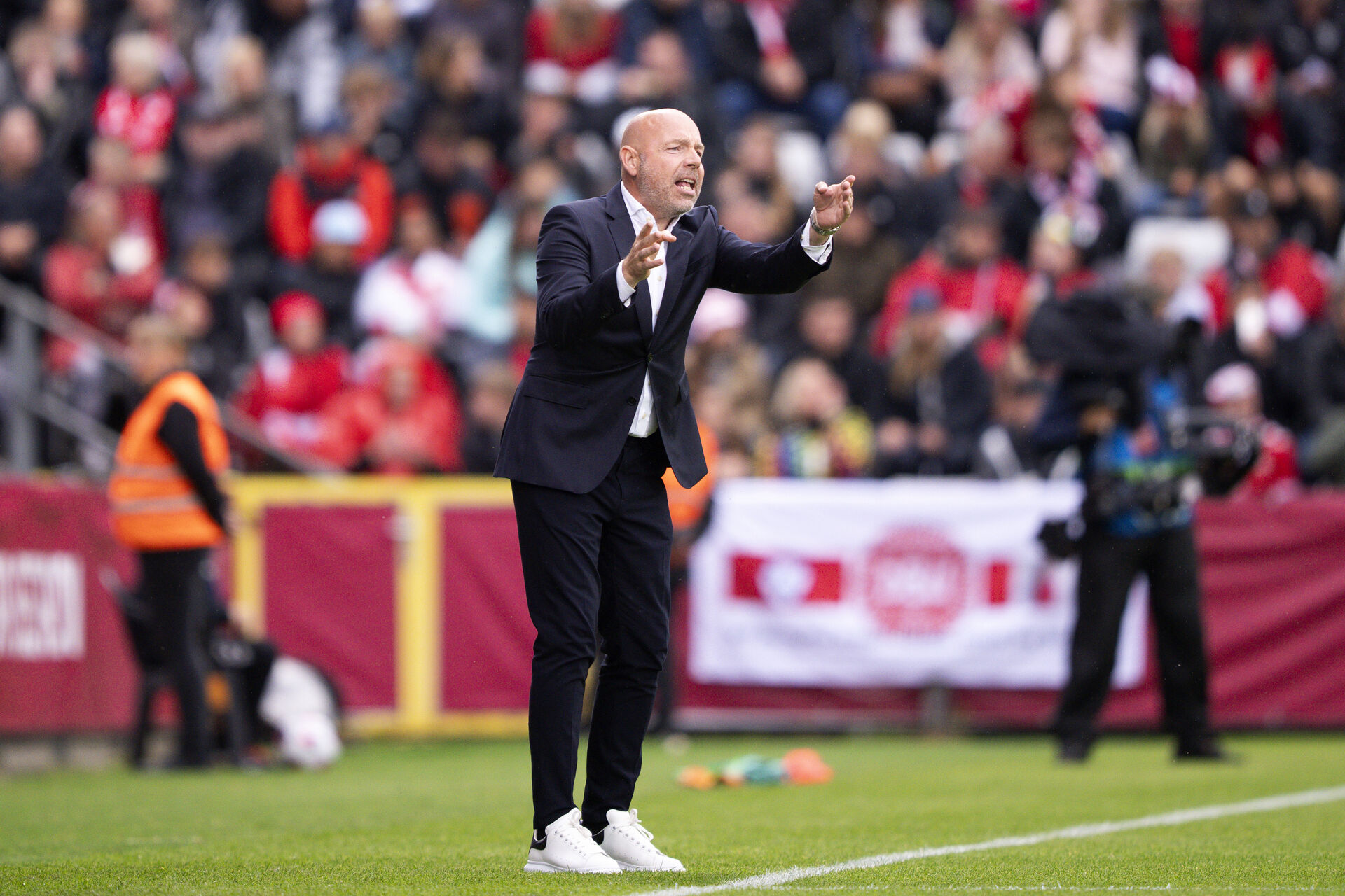 Brian Riemer i færd med at dirigere sine spillere.