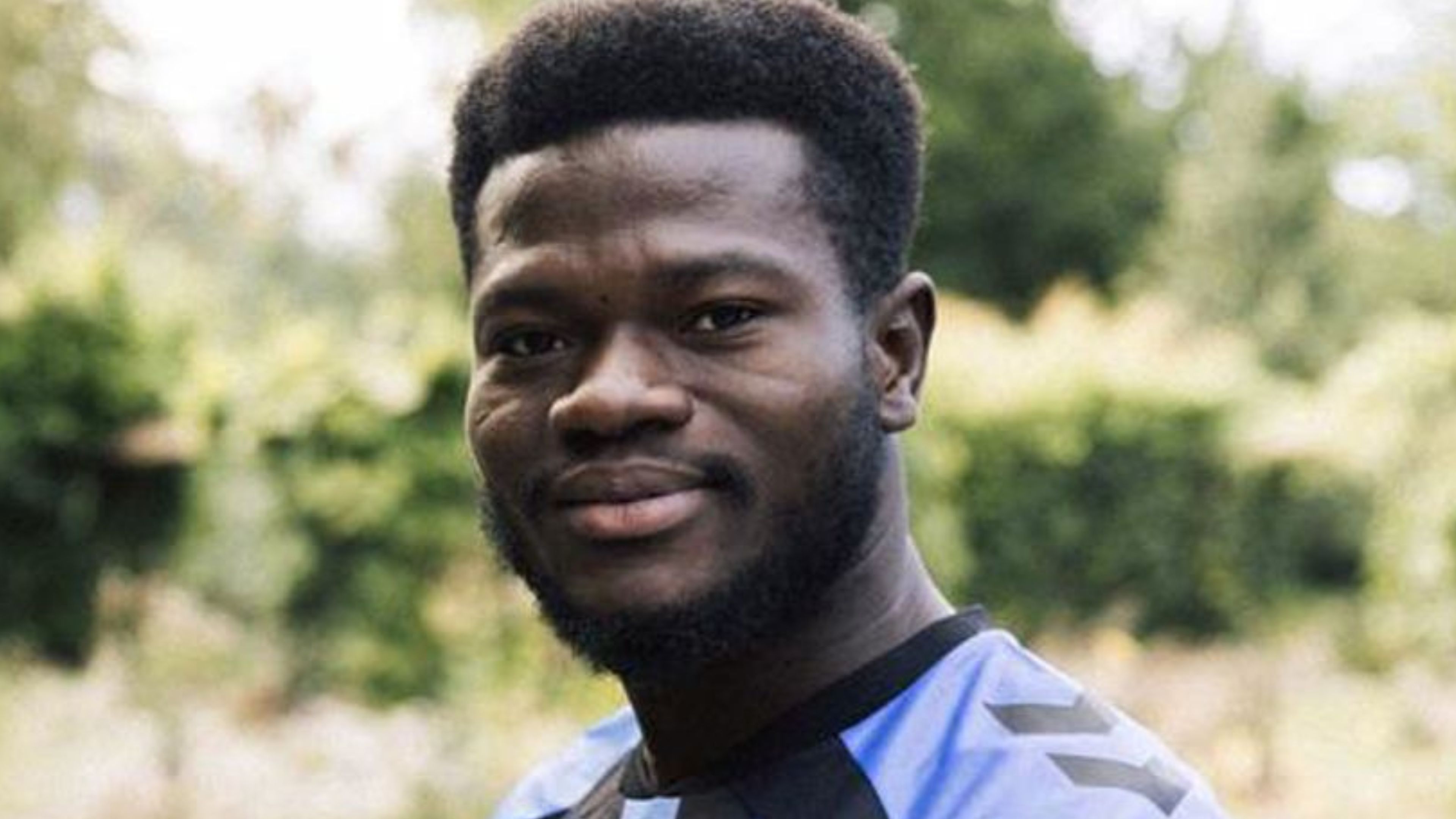 Ismahila Ouédraogo smiler i OB-trøje