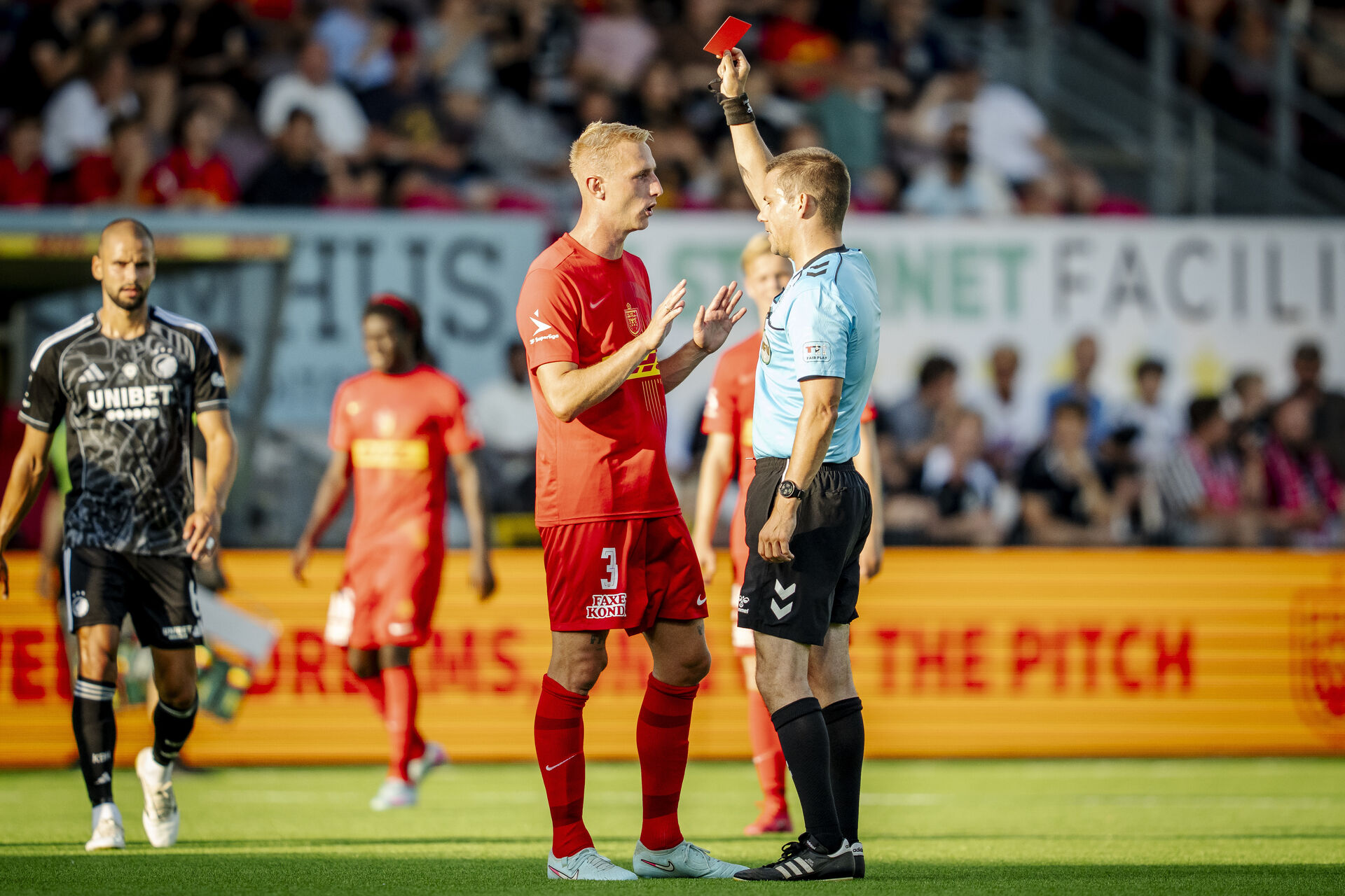 Tobias Salquist modtager et rødt kort mod FCK.
