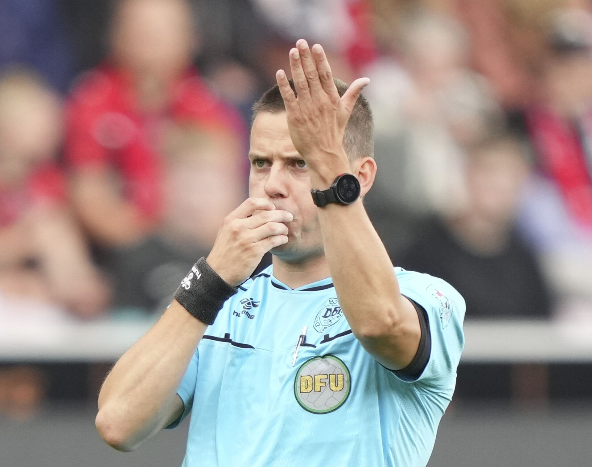 Dommer Lasse Grabel fløjter og peger