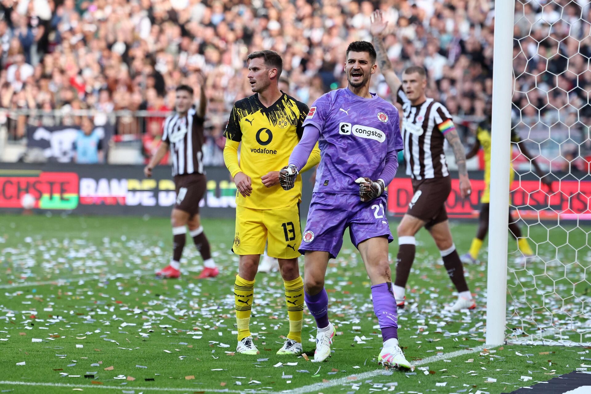 Nikola Vasilj jubler efter en redning.