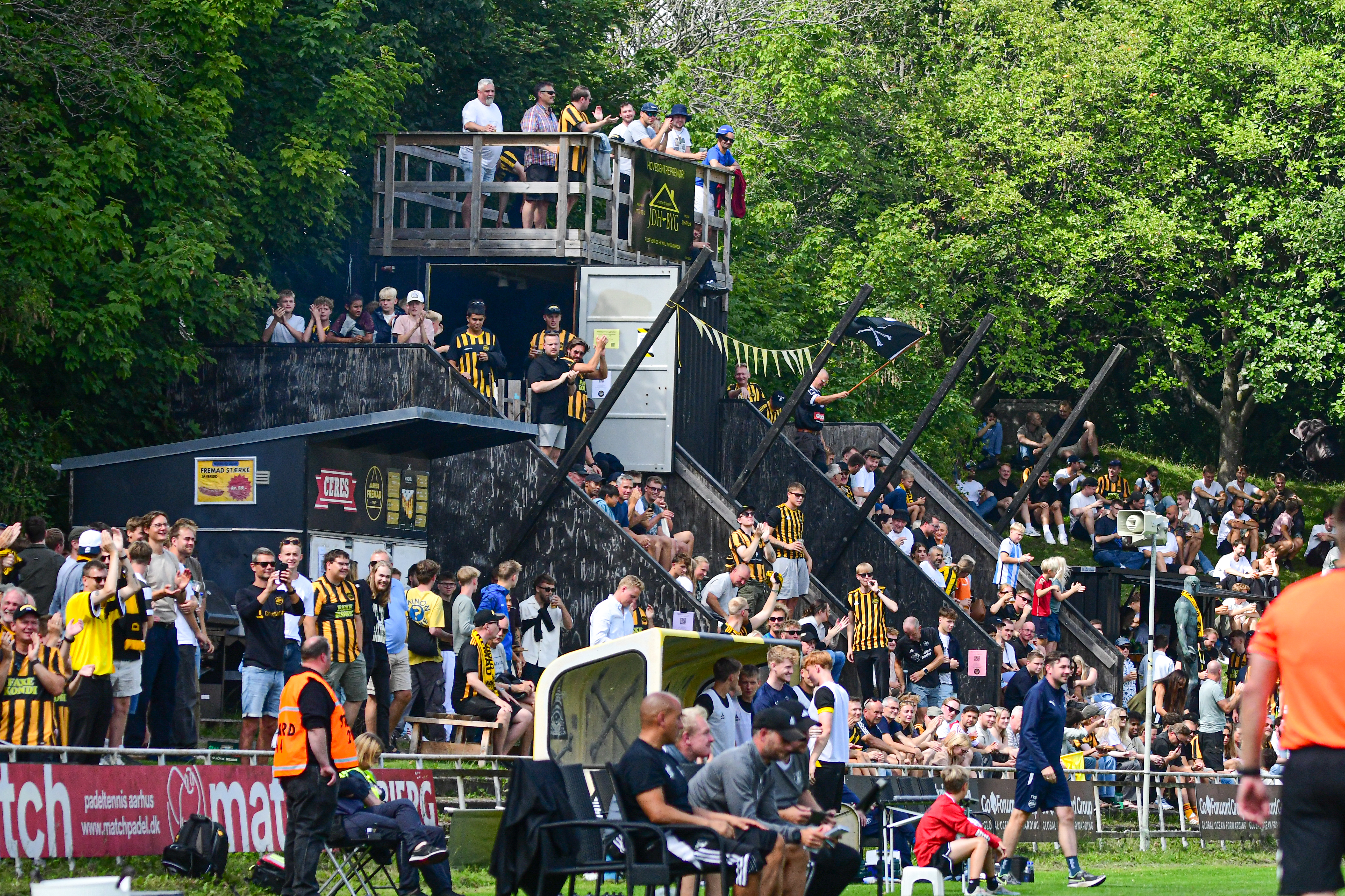 En masse fans på Riisvangen Stadion til kampen mellem Aarhus Fremad og Hillerød Fodbold.
