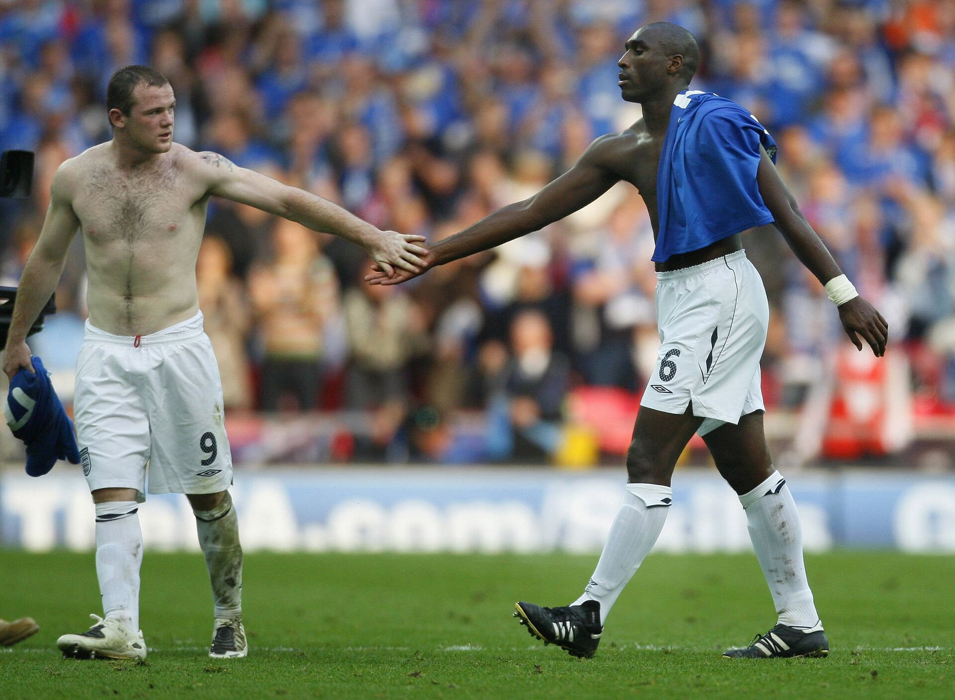 Wayne Rooney og Sol Campbell i en highfive.