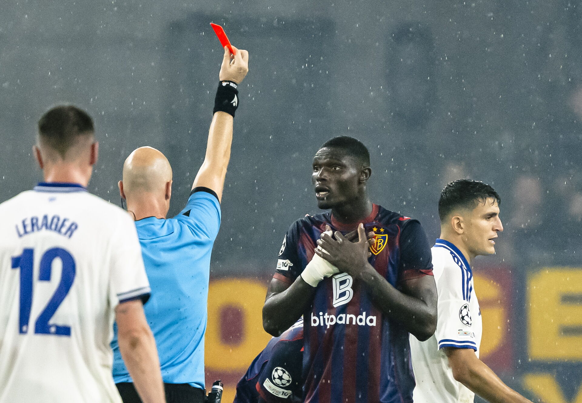 Basels Jonas Adjetey får rødt kort som følge af et frispark på FCK's Youssoufa Moukoko i Basel.