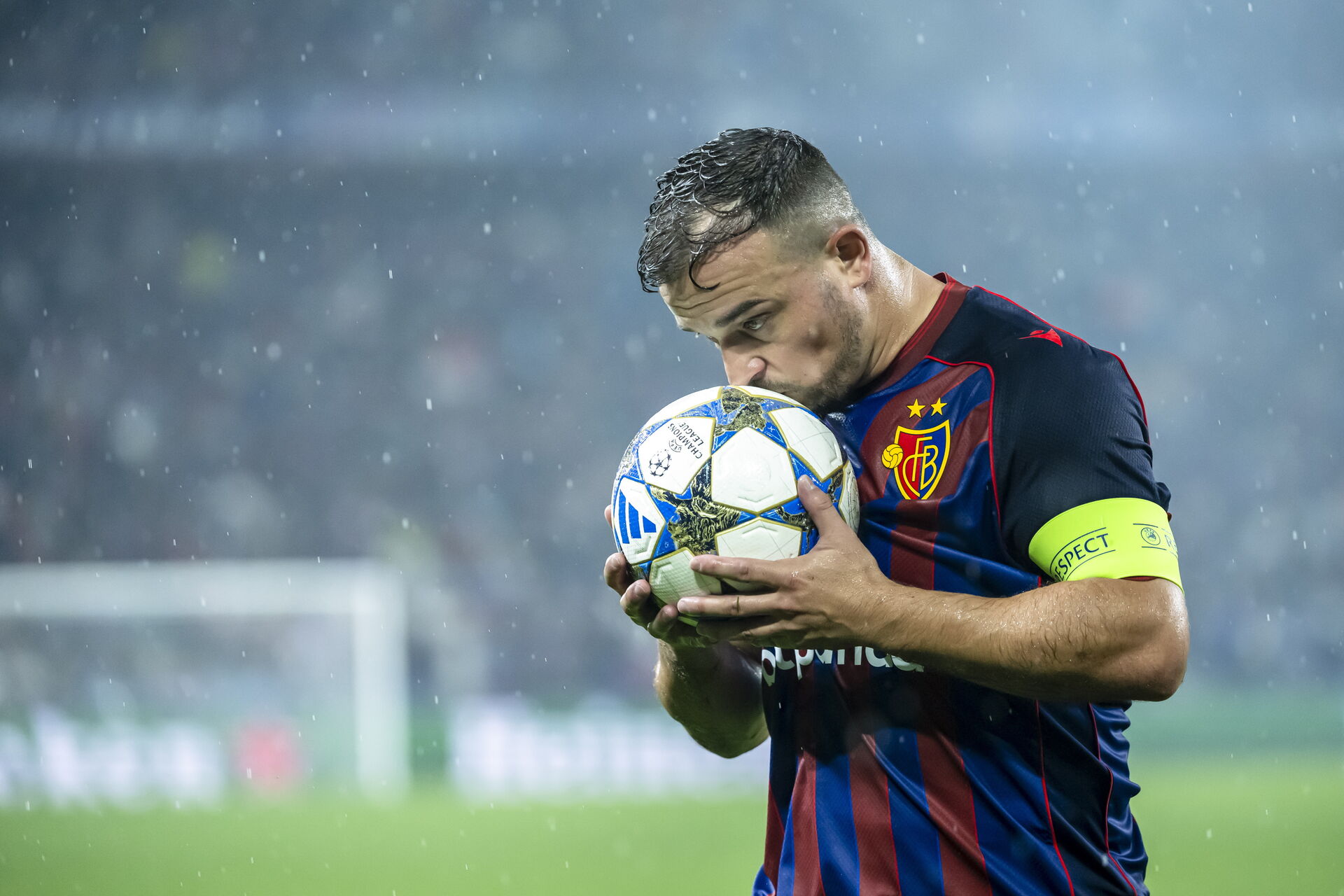 Xherdan Shaqiri kysser bolden efter sin scoring til 1-0 mod FCK