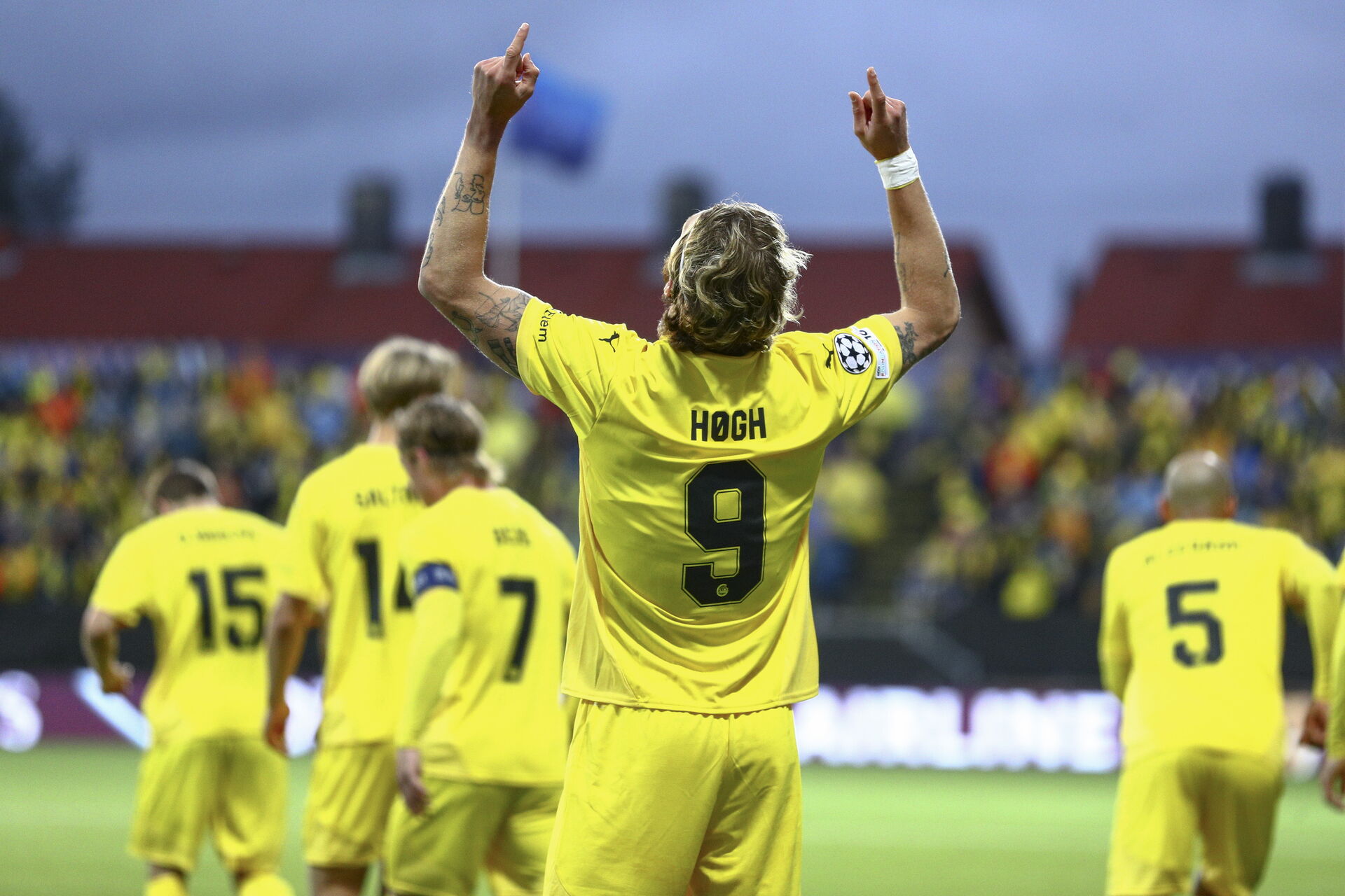 Høgh peger op mod himlen efter mål