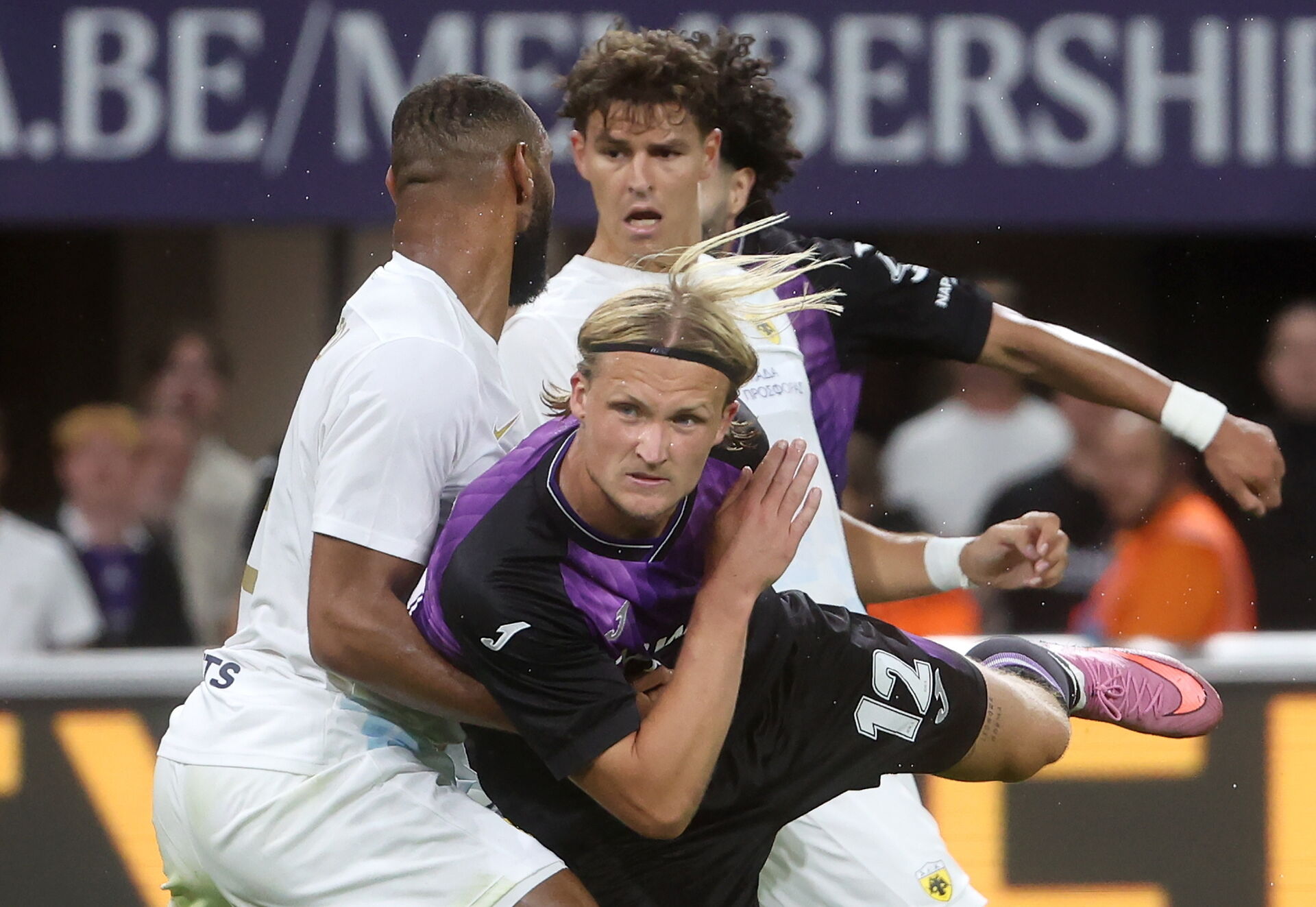 Kasper Dolberg i tæt duel med to AEK Athen-spillere.