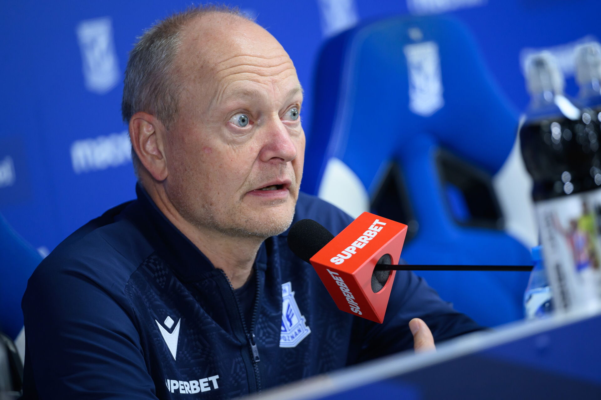 Niels Frederiksen på et pressemøde som cheftræner for Lech Poznan