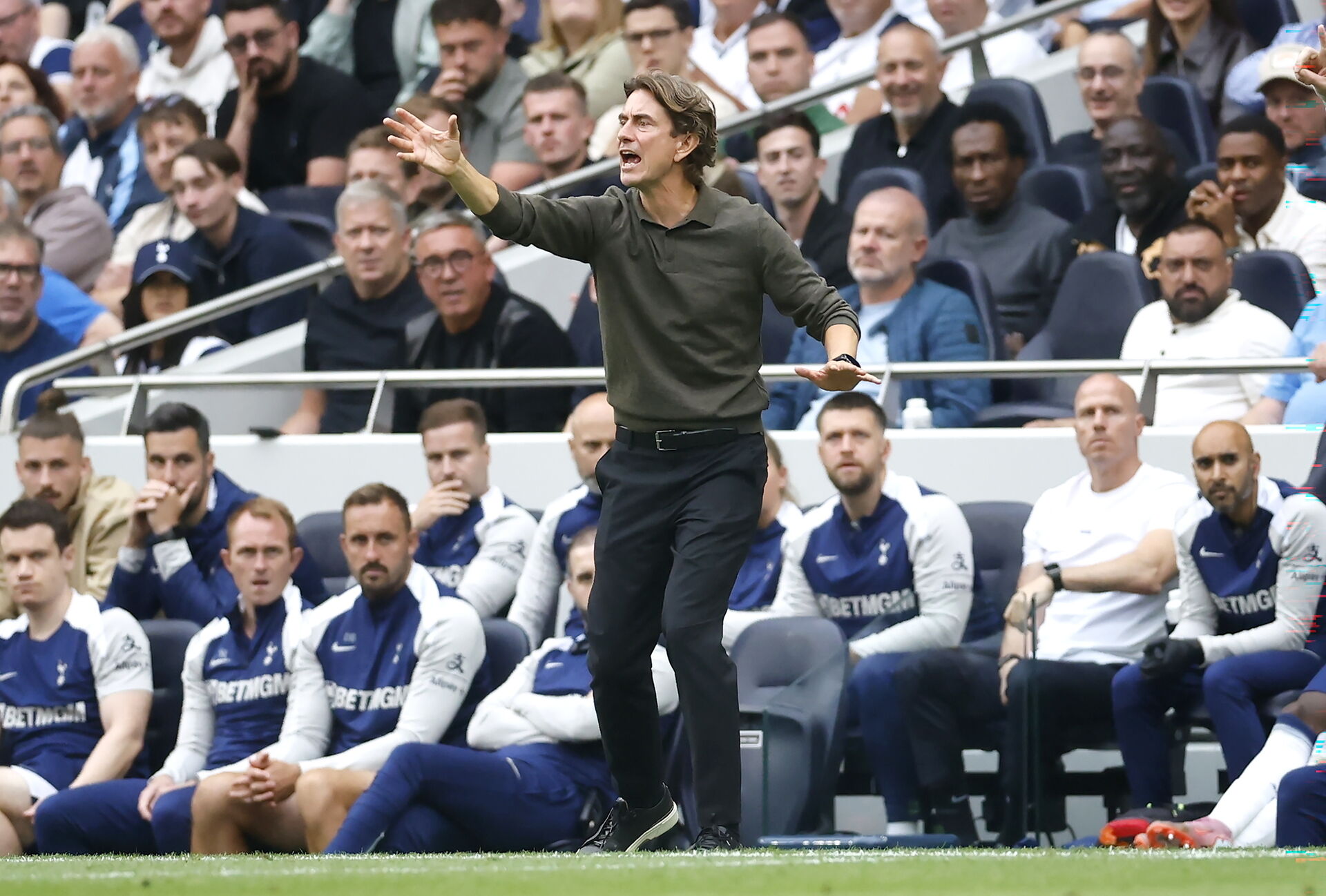 Thomas Frank dirigerer sine spillere fra sidelinjen.