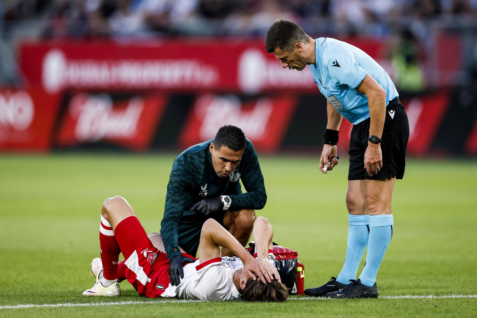 Victor Jensen ligger på jorden og tager sig til hovedet.