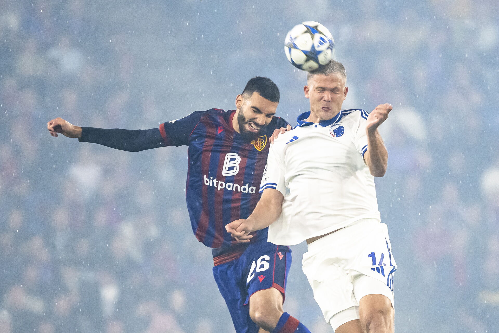 Andreas Cornelius i hovedstødsduel med en Basel-spiller