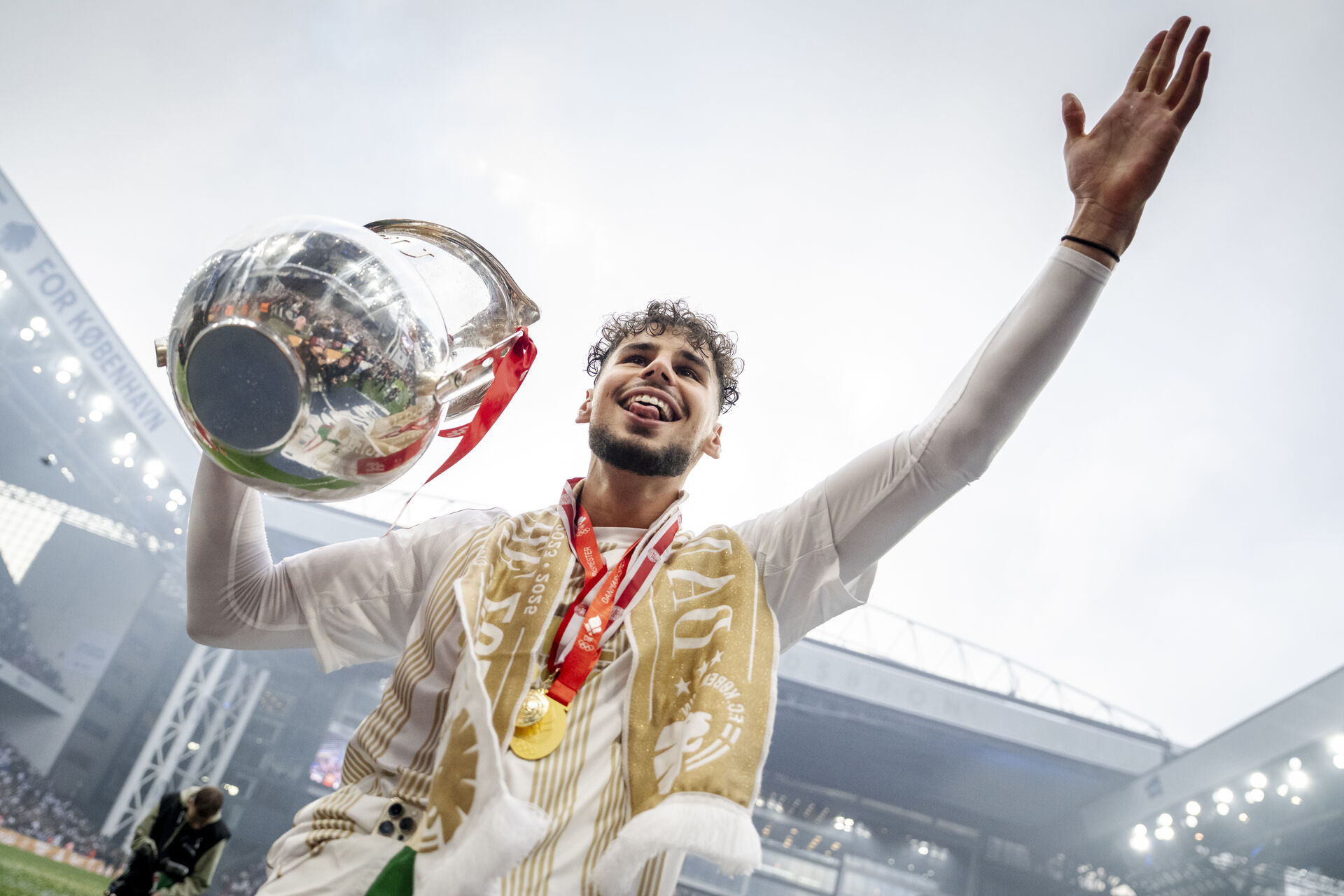 Amin Chiakha løfter pokalen i Superligaen efter F.C. København blev mestre.