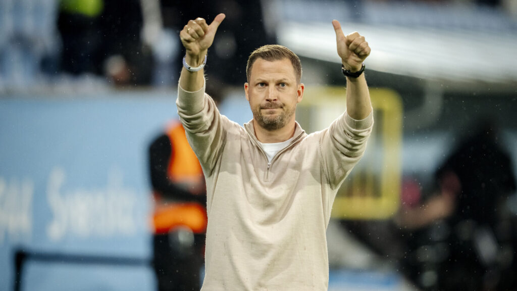 Jacob Neestrup giver tommel op på Malmö Stadion.