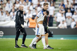 Elias Achouri går fra banen med en skade.