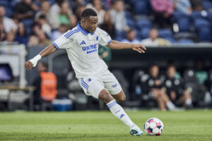 Moukoko sparker til en bold med venstre