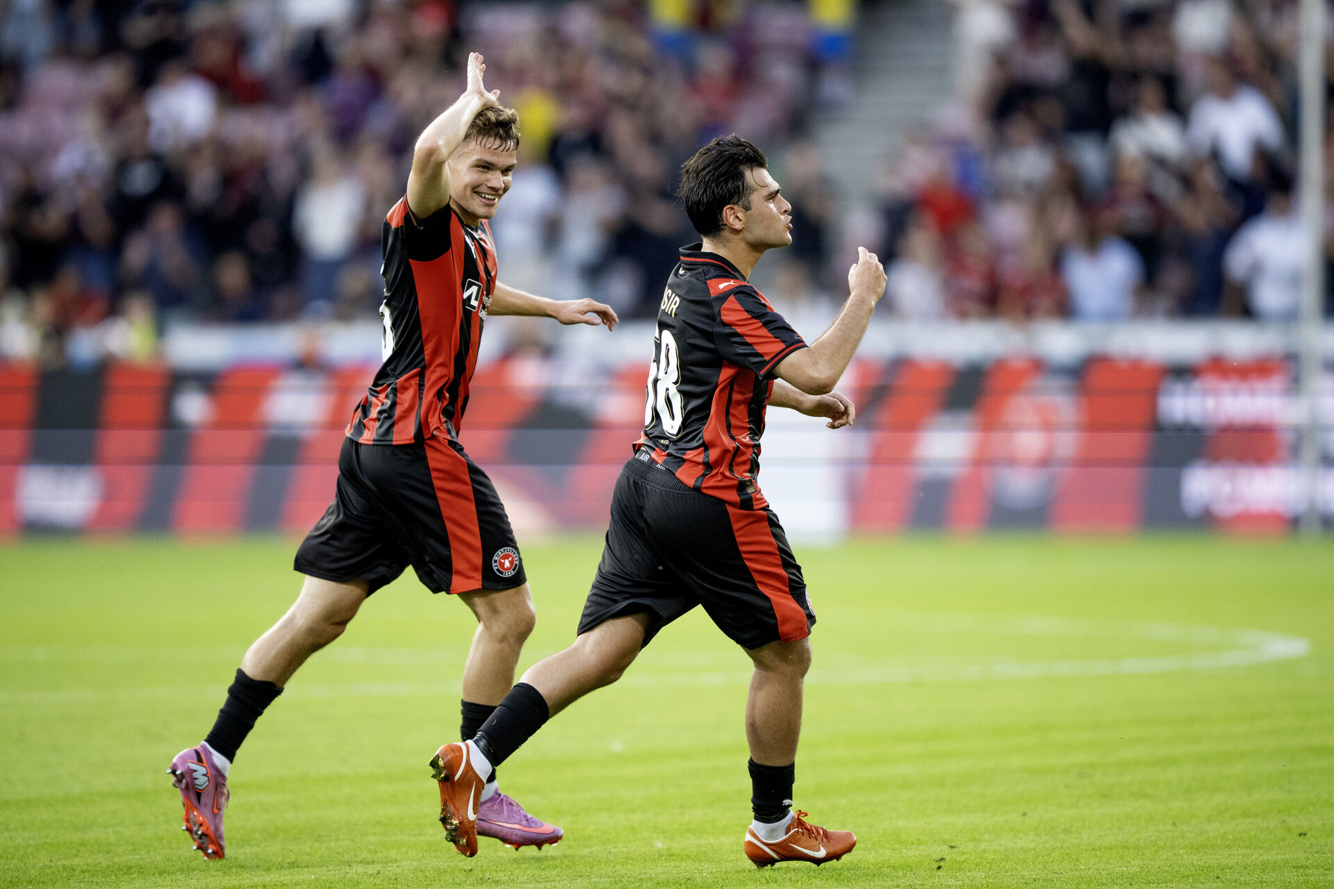 Aral Simsir jubler efter scoring med Viktor Bak.