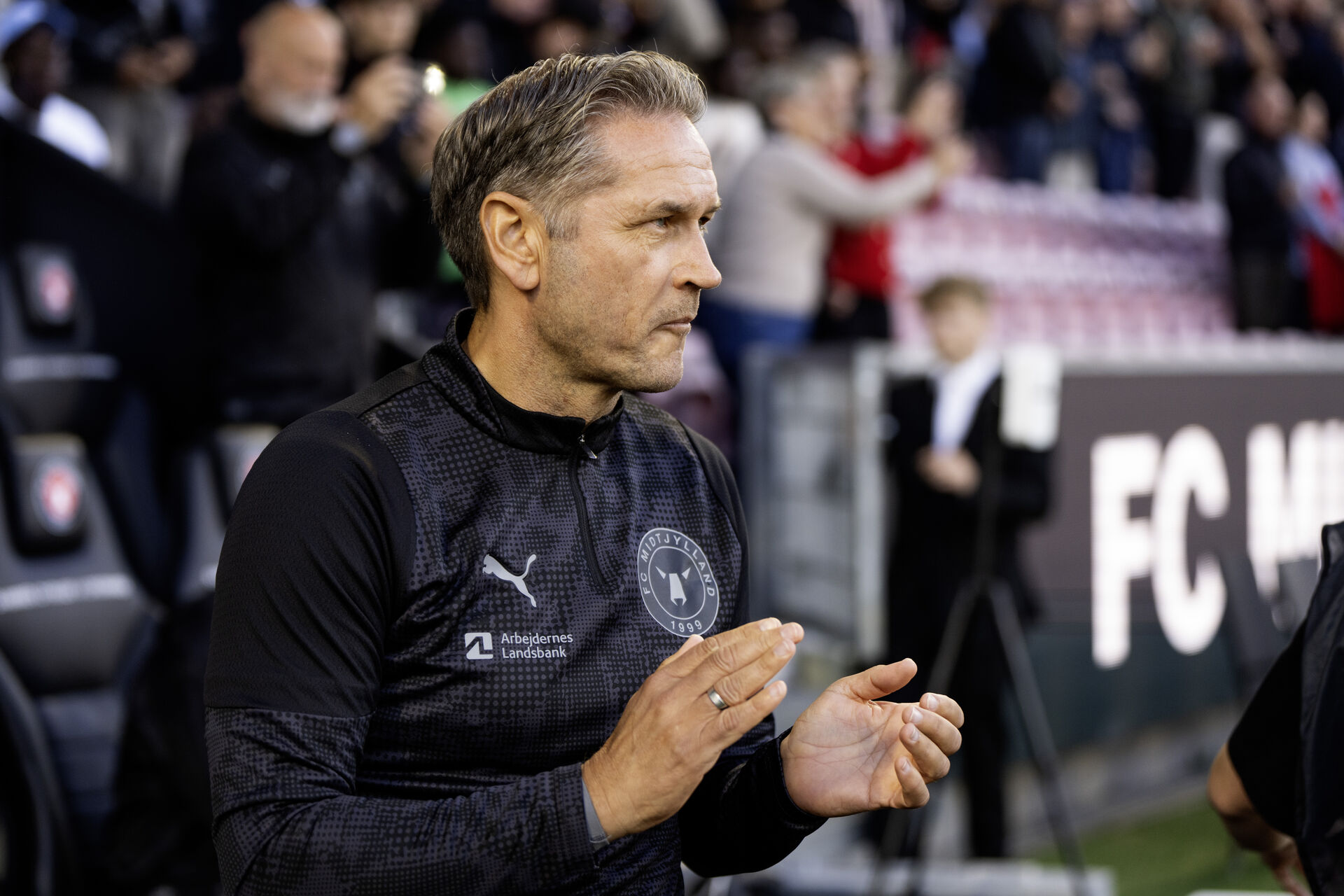 Thomas Thomasberg klapper under en kamp på sidelinjen for FC Midtjylland.