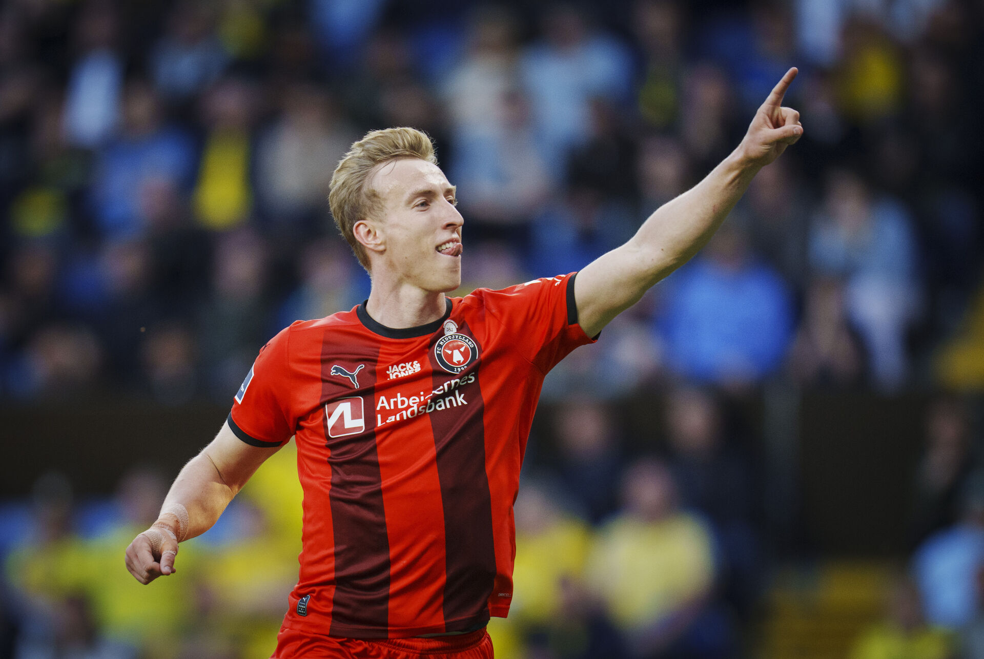 Adam Buksa peger med fingeren i vejret.