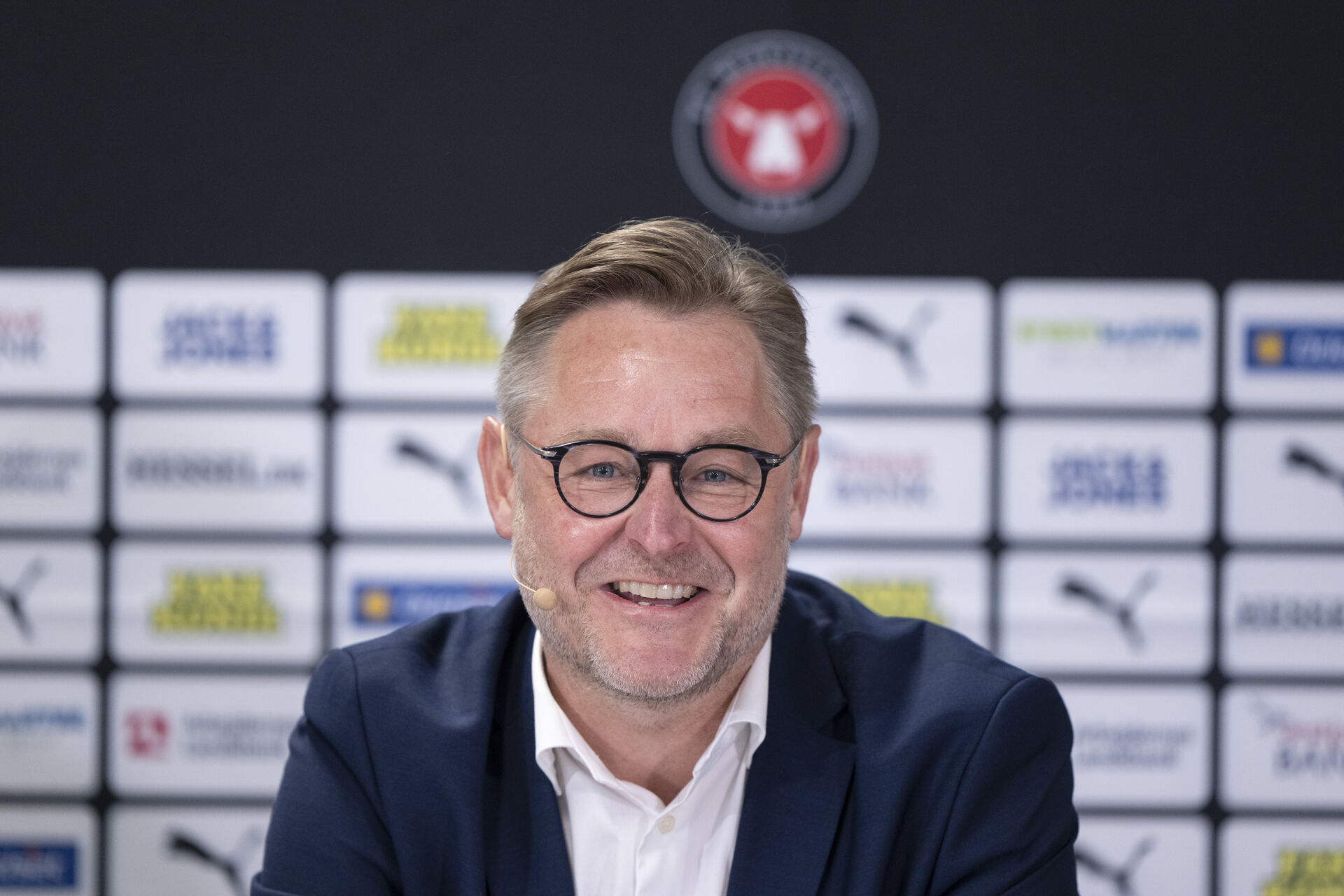 Claus Steinlein kigger ind i kameraet og smiler.