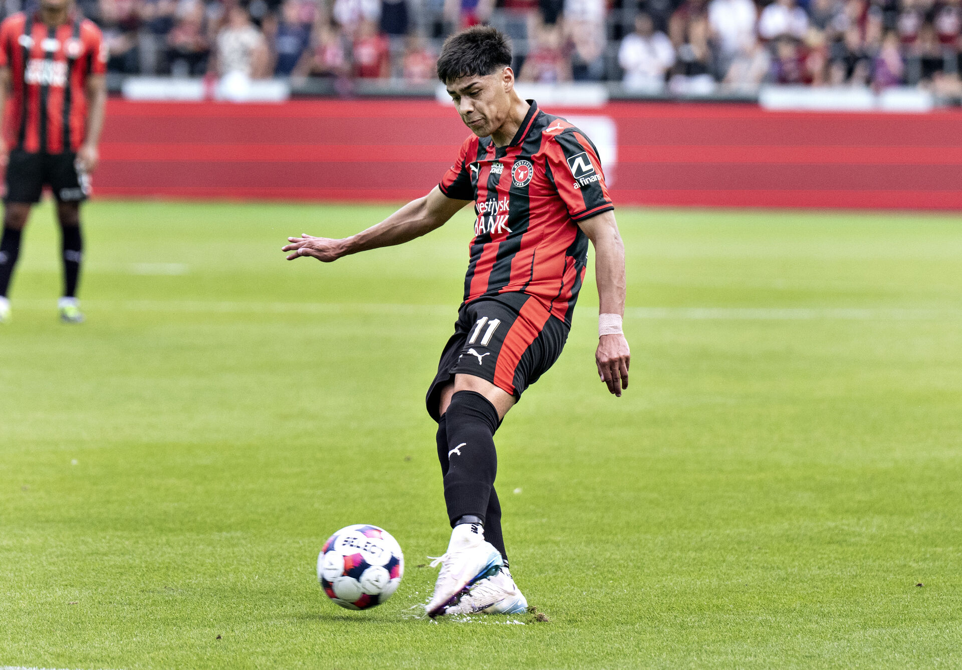 Osorio sparker til en bold