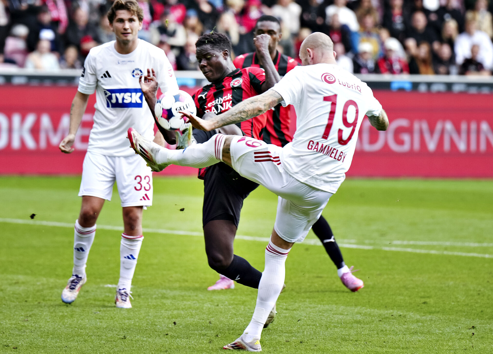 Jens Martin Gammelby forsøger at cleare bolden mod FCM.