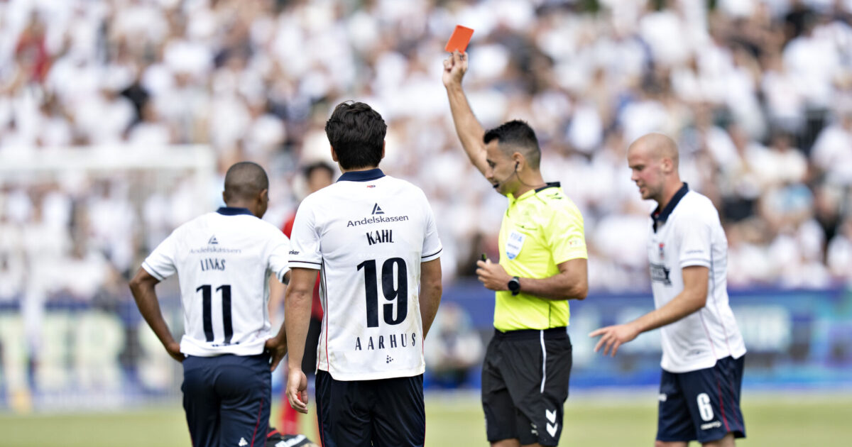 Putros forklarer Chilufyas røde kort mod AGF Foto: Henning Bagger/Ritzau Scanpix