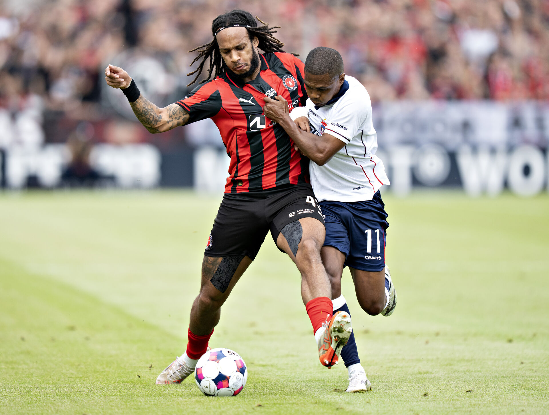 Kevin Mbabu og Gift Links i kamp om bolden