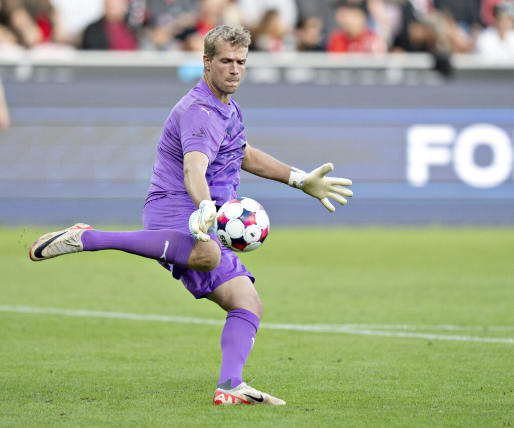 Jonas Lössl sparker til bolden.