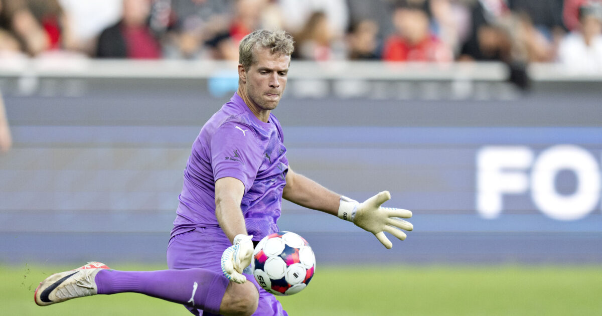 Lössl måtte have behandling: Ved godt, det ser usportsligt ud Foto: Henning Bagger/Ritzau Scanpix