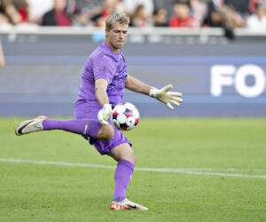 Jonas Lössl sparker til bolden.