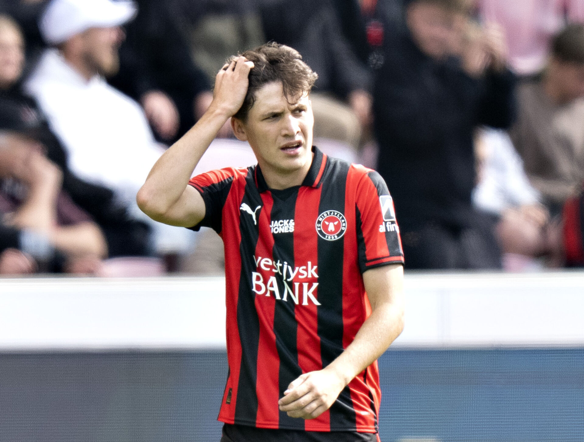 Gogoza tager sig til hovedet