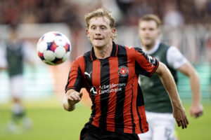 Oliver SØrensen med øjnene rettet mod bolden.