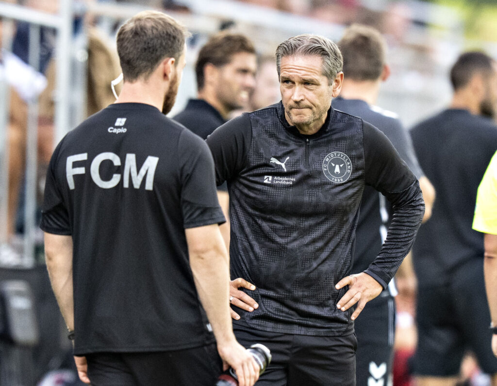 Thomas Thomasberg ser utilfreds ud med hænderne i siden.