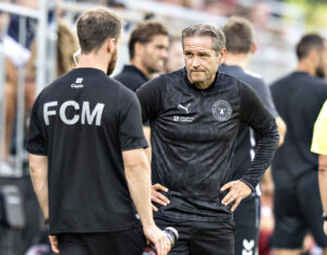 Thomas Thomasberg ser utilfreds ud med hænderne i siden.