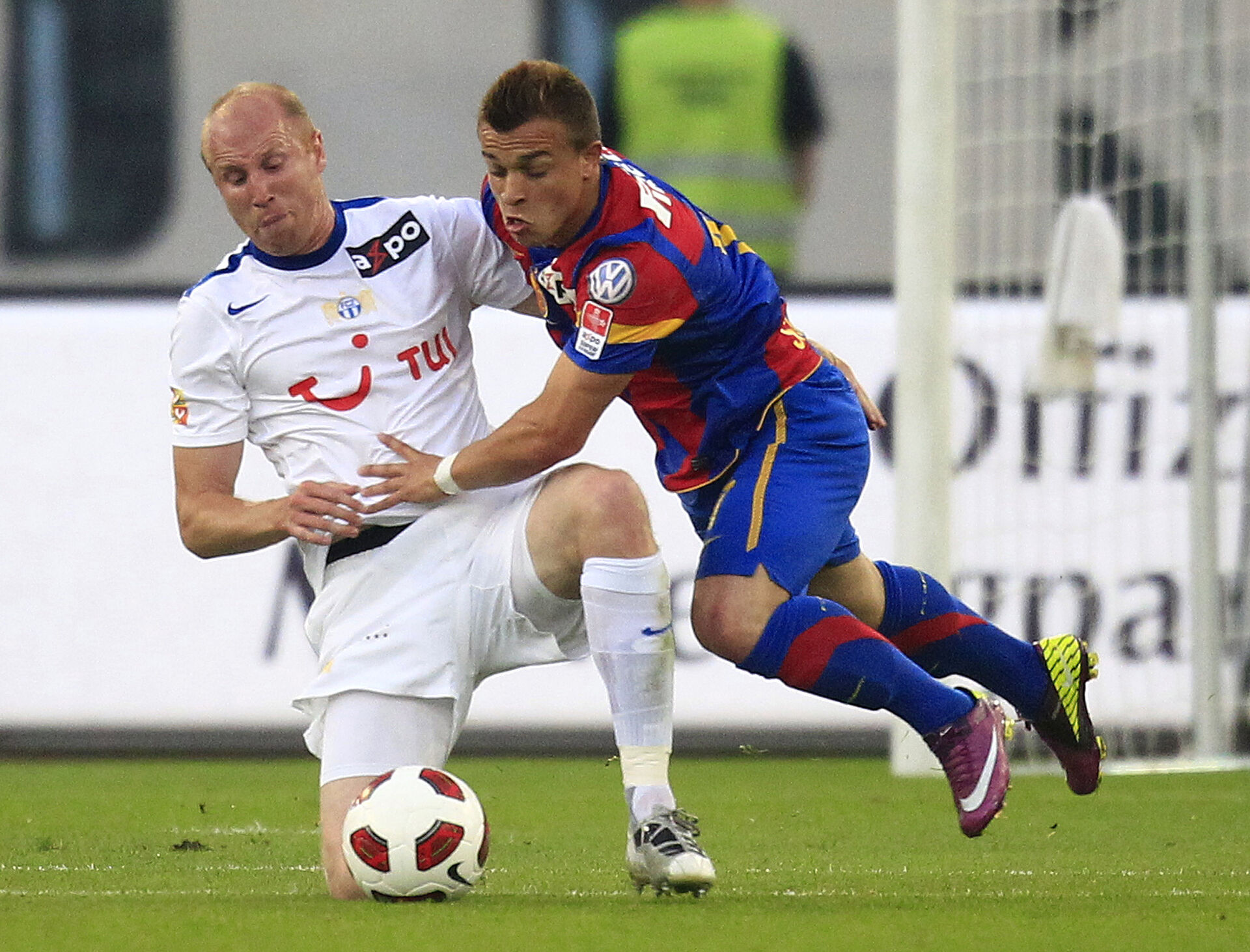 Til venstre ses Ludovic Magnin, Basels cheftræner, og Xherdan Shaqiri til højre i billedet, da cheftræneren stadig var aktiv.