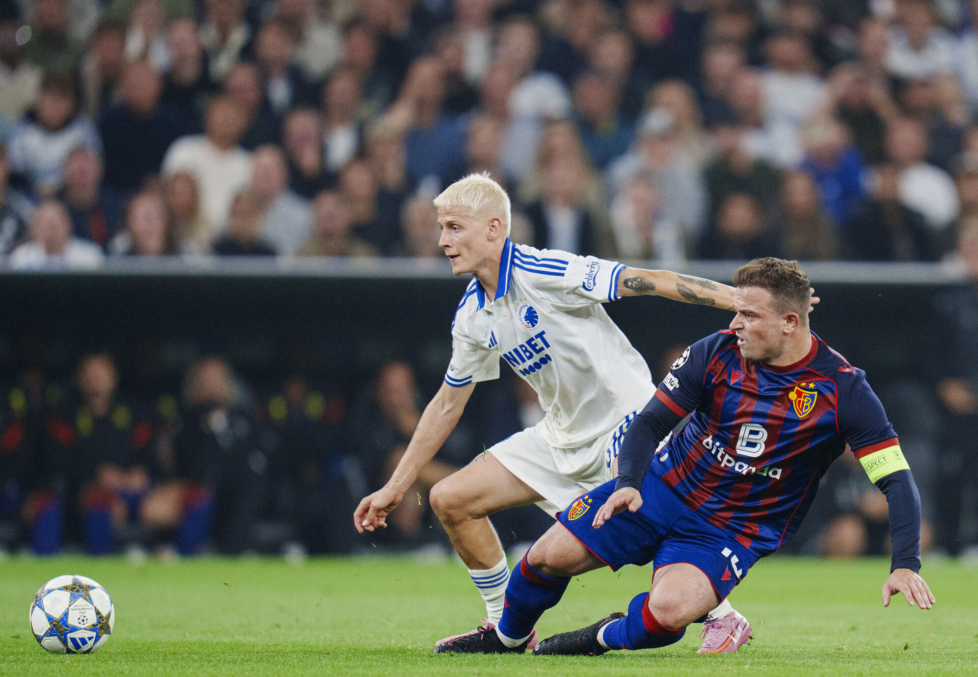 Xherdan Shaqiri og Magnus Mattsson i kamp om bolden