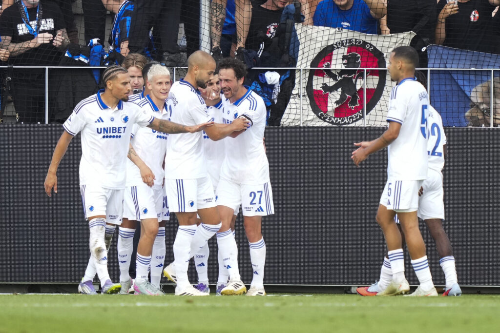 F.C. Københavns spillere jubler sammen over scoring.