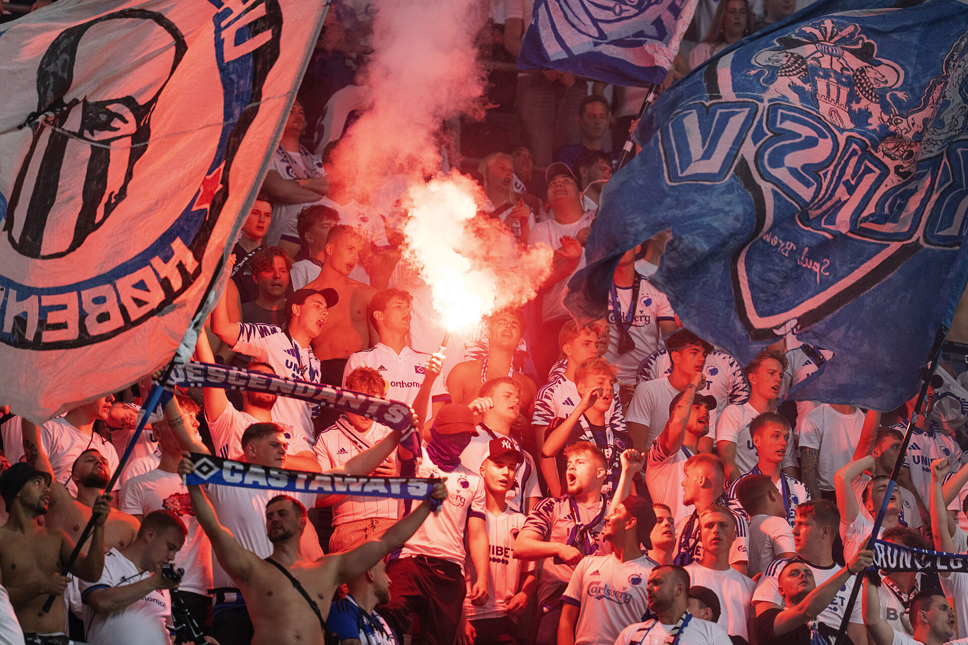 FCK-fans med pyro i Parken.