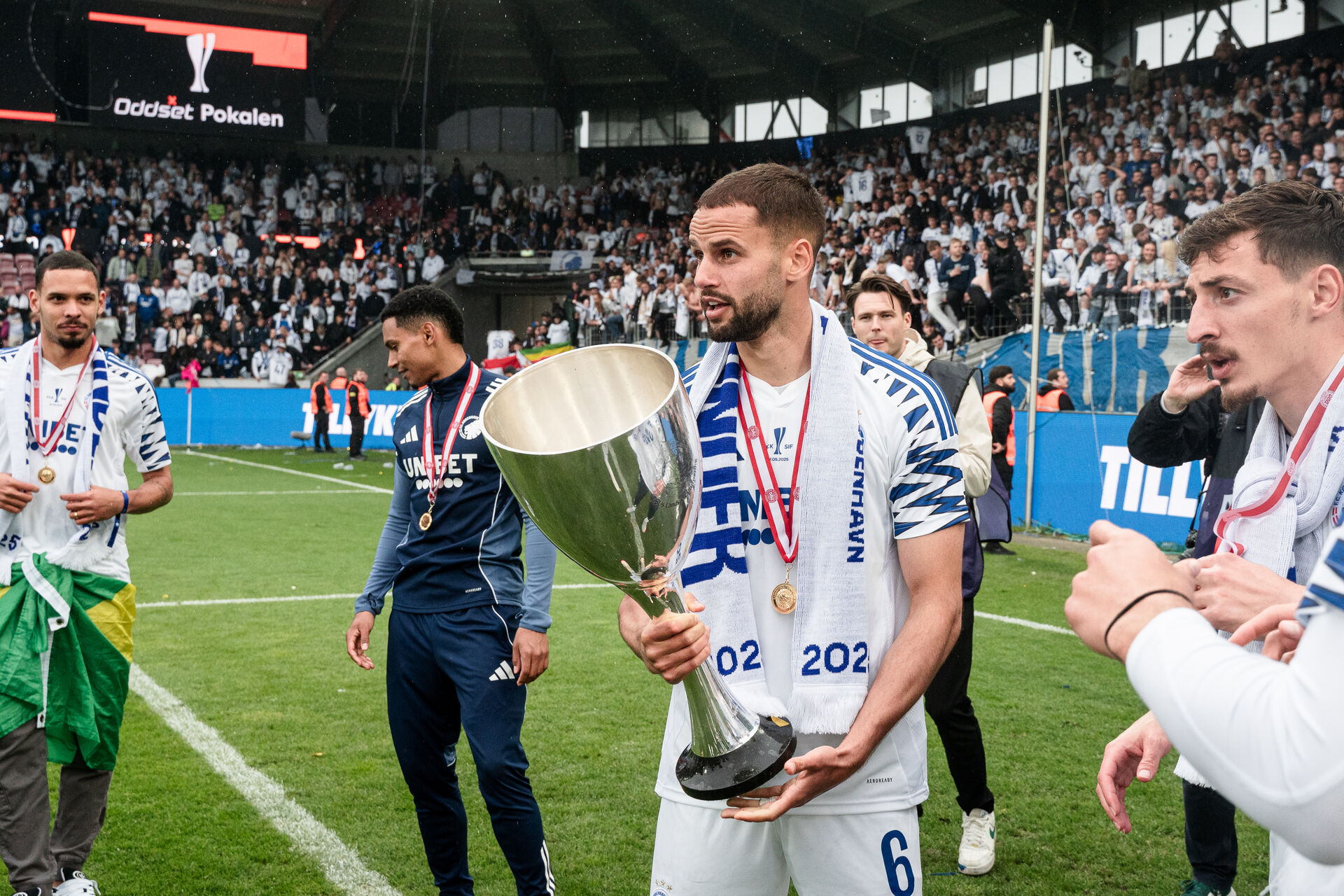 Pantelis Hatzidiakos holder pokalen efter sejr i pokalturnering. Her er en guide til pokalturneringer.