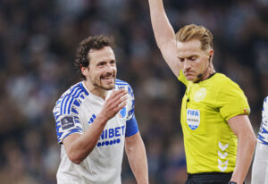 Redder giver kort til Delaney