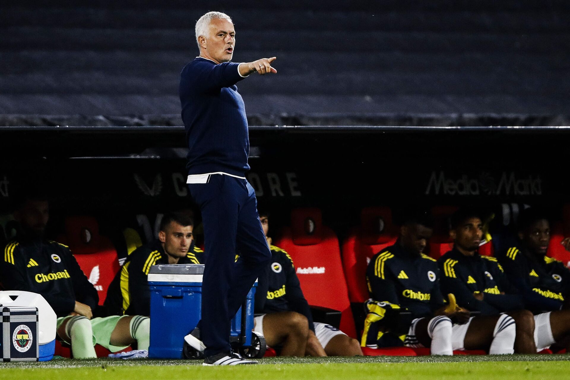 Jose Mourinho dirigerer sine spillere inde på banen.