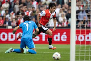 Feyenoords Ayese Ueda sender bolden forbi Wolfsburgs Kamil Grabara