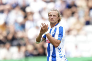 Fiete Arp klapper i en kamp for OB mod Viborg