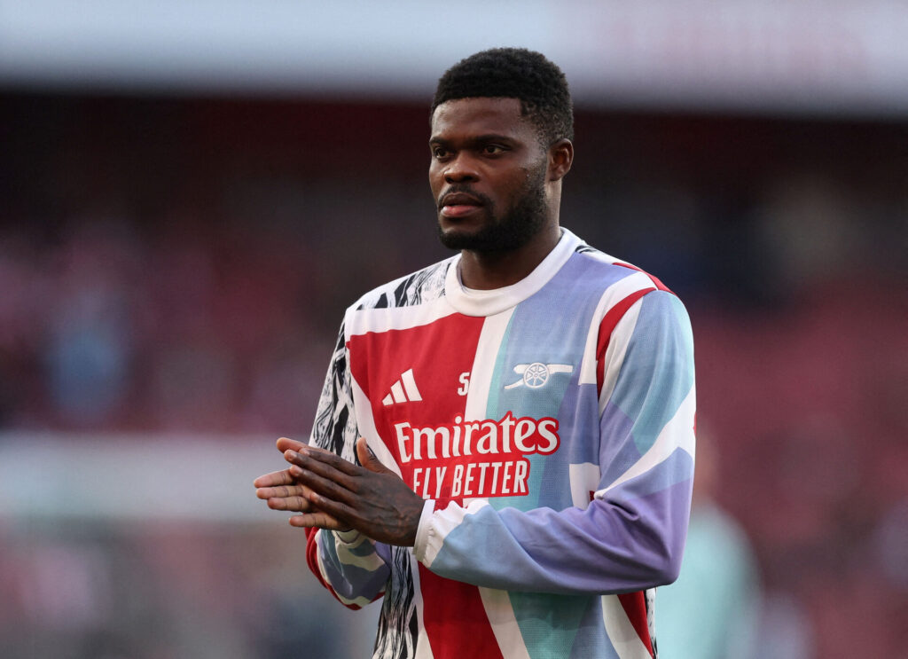 Thomas Partey under en opvarmning til en Arsenal-kamp
