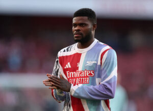 Thomas Partey under en opvarmning til en Arsenal-kamp