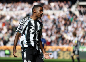 Alexander Isak jubler efter en scoring for Newcastle.