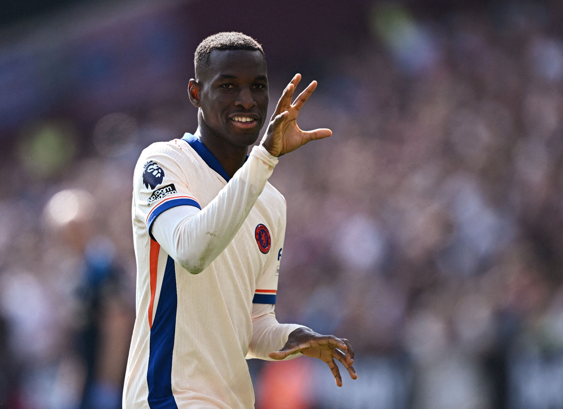 Nicolas Jackson stritter med fingrene.